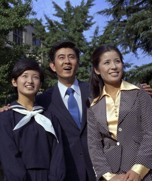 笑逐颜开（日本1973年宇津井健、山口百惠主演的电视剧）
