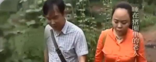 近八旬老人睡猪圈,与狗抢食,女儿称:比乞丐要好