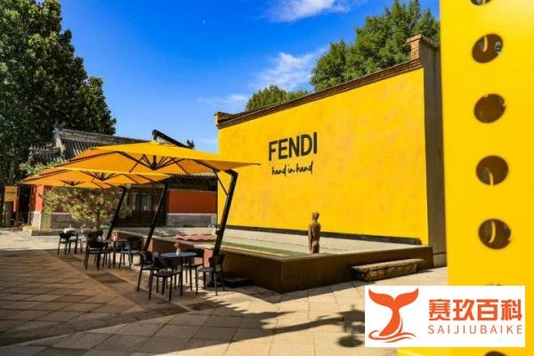 Fendi联合喜茶“搞黄色”,是双向奔赴还是有人借机上位?
