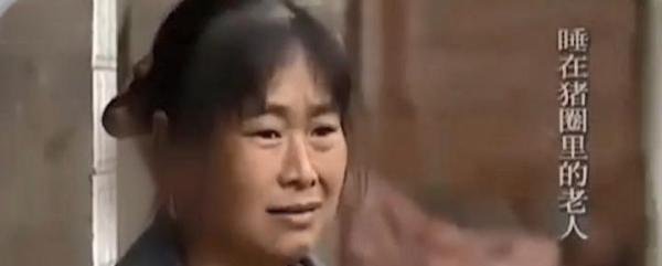 近八旬老人睡猪圈，与狗抢食，女儿称：比乞丐要好