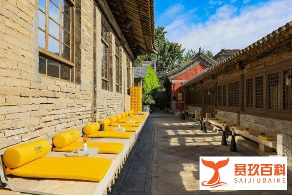 Fendi联合喜茶“搞黄色”,是双向奔赴还是有人借机上位?