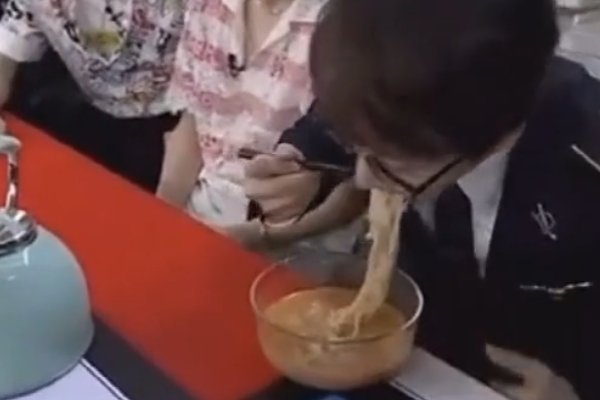 刘谦把碎纸条变成面条吃掉了，具体是什么情况？