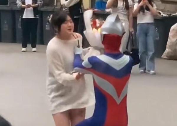 要么社牛,要么社死!陕西高校男生扮奥特曼表白,真有勇气,还成功了