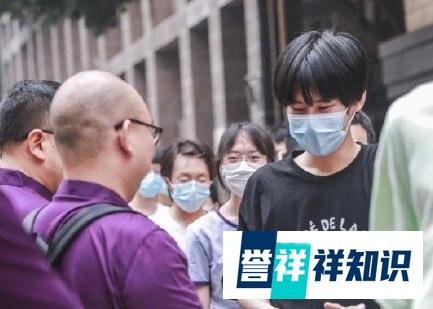 时代少年团张真源走出考场，微微一笑，信心满满，网友纷纷表示