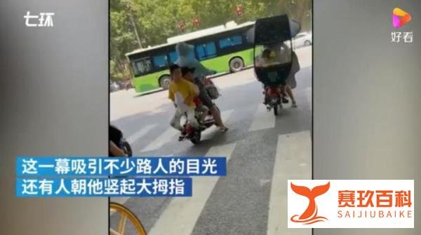 男孩电动车上举100分试卷一路炫耀 这是咋情况?