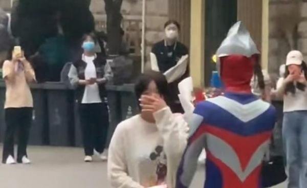 要么社牛,要么社死!陕西高校男生扮奥特曼表白,真有勇气,还成功了