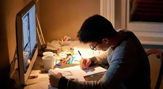 每天晚上熄灯后总有一个舍友打开她巨亮的台灯,我该怎么办？