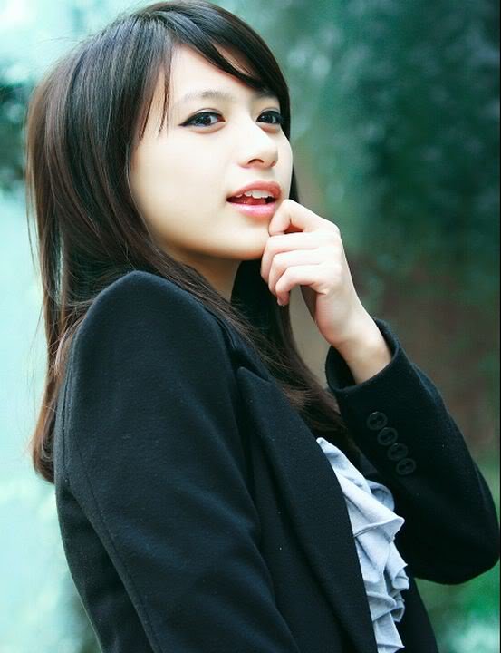 求问这女人是谁~~求资料，数据~