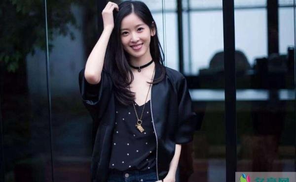 章泽天辟谣离婚后首现身 不见婚戒和刘强东