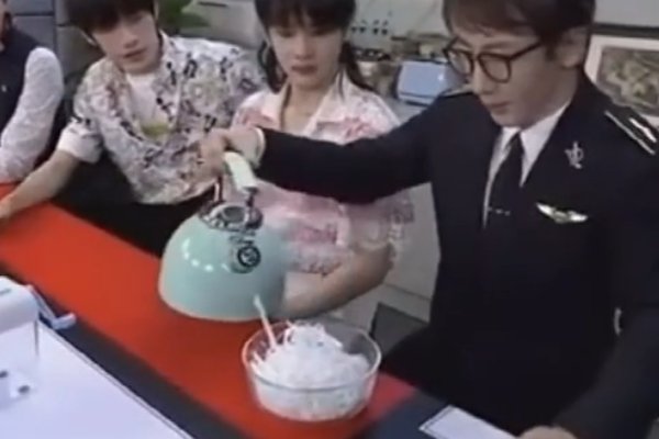 刘谦把碎纸条变成面条吃掉了，具体是什么情况？