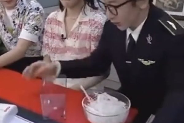 刘谦把碎纸条变成面条吃掉了，具体是什么情况？