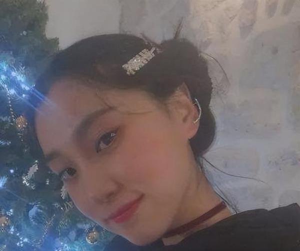 “女演员”刘月，外网顶流女主角，为钱自甘堕落，曾就读清华大学