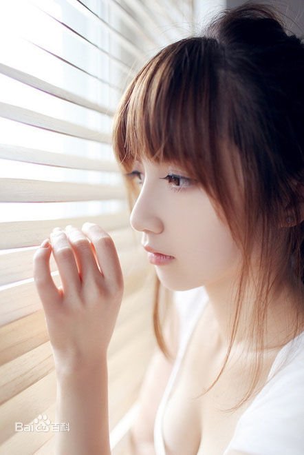 这个女的是谁？