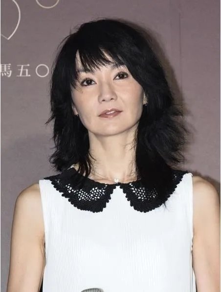 54岁张曼玉逛地摊:张曼玉现状与昔日魅力回顾