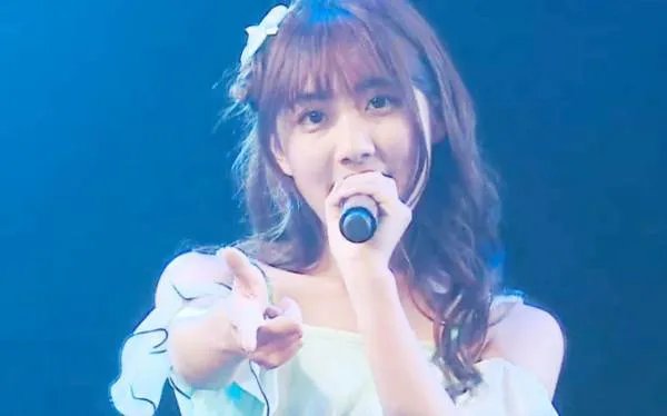 李艺彤回应唱英文歌,这样的歌曲也能上台,李艺彤是有什么背景吗?