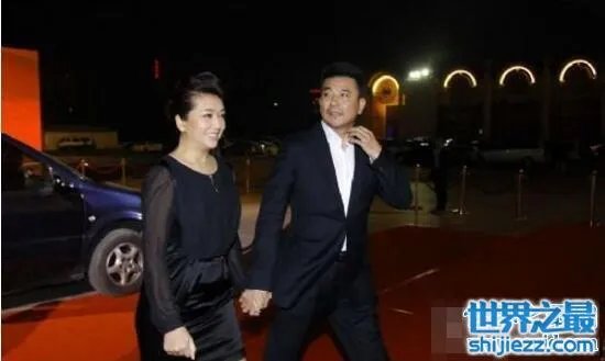 女演员江珊现任老公，和小自己15岁的张博玩姐弟恋 