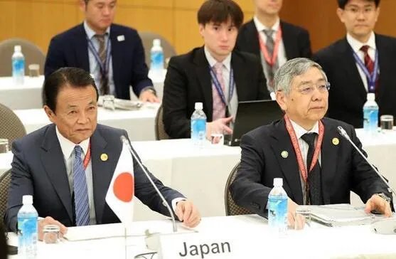 如何看待日本副首相把亚投行比作“高利贷”一事?