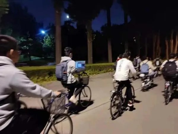 清华学生边骑车边用电脑，这么做是否会导致危险？