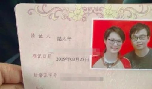 袁立三婚晒合影照正面照,与小11岁老公对比明显