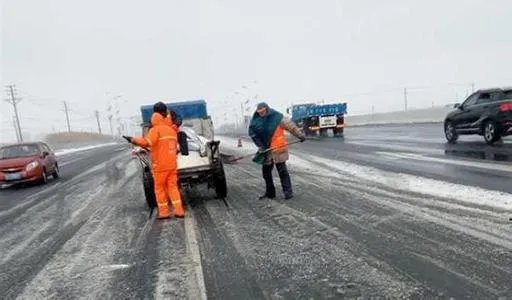 江苏持续强降雪致交通受阻 南京融雪盐告急