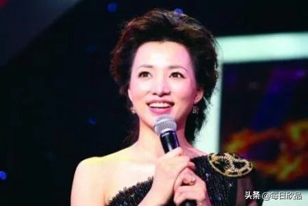 董卿为什么被央视解雇了?