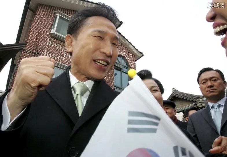 李明博被检方传唤 或与秘密基金“小金库”案件有关