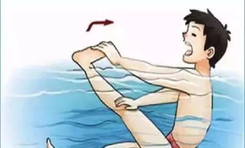 女孩落水冷静漂浮自救,她是如何落水的呢?