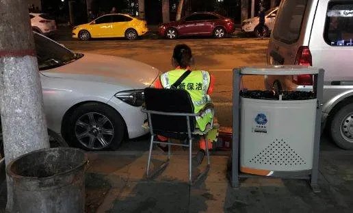 西安保洁员因烟头没捡干净被罚半个月工资了吗?