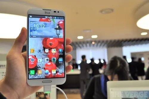 韩剧《医疗团队》里面主角用的手机和手机套都是什么型号的呀？（有图）