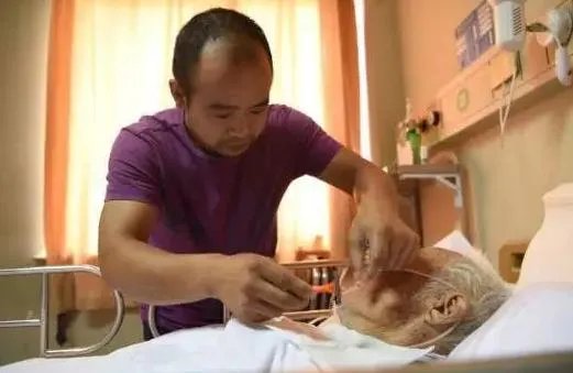 浙江台州一男子撞倒散步老人,撂下工作悉心照顾20多天,你怎么看?