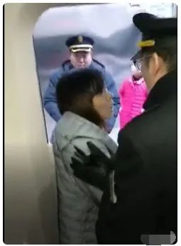 女子阻拦高铁发车被怎么处罚了？