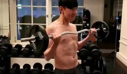 林俊杰秀腹肌什么情况:照片曝光这是个什么梗?