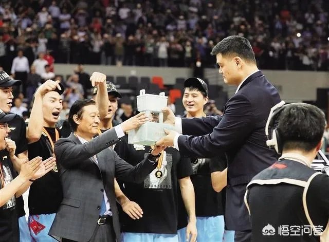 新疆队在一个月前辟谣李秋平离任,现在又官宣李秋平离任,这是为什么?