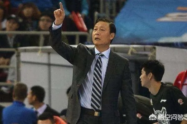 新疆队在一个月前辟谣李秋平离任,现在又官宣李秋平离任,这是为什么?