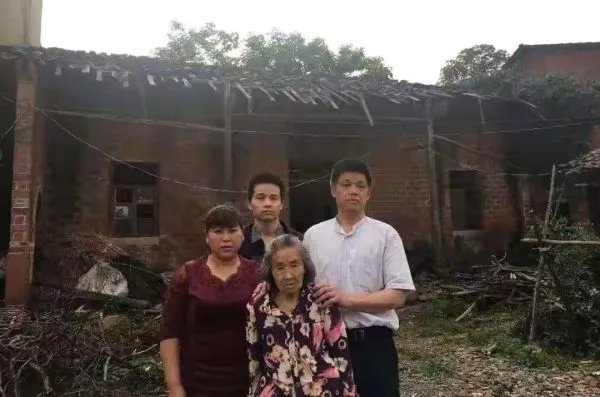 张玉环请求追责16名办案人员,你认为办案人员应该被追责吗?