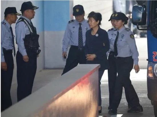 韩民众送囚衣给李明博,李明博做过什么引起民愤的事情?