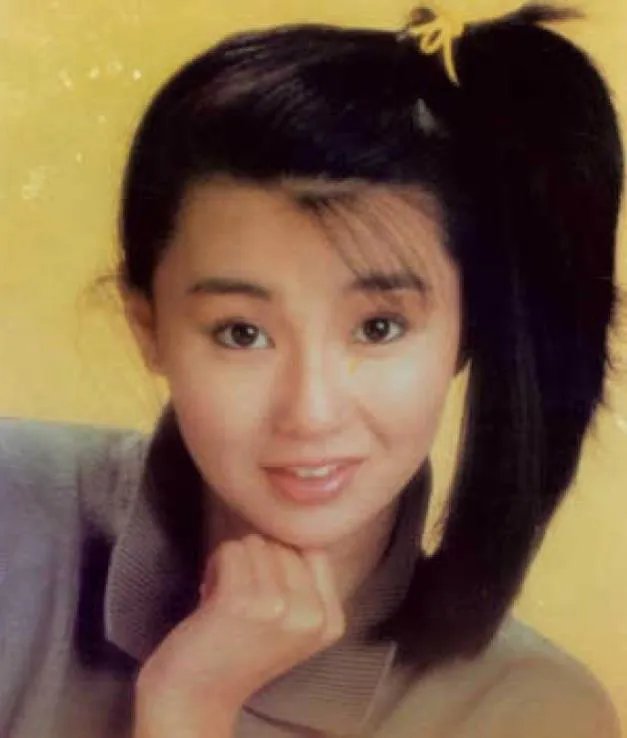 54岁张曼玉逛地摊:张曼玉现状与昔日魅力回顾