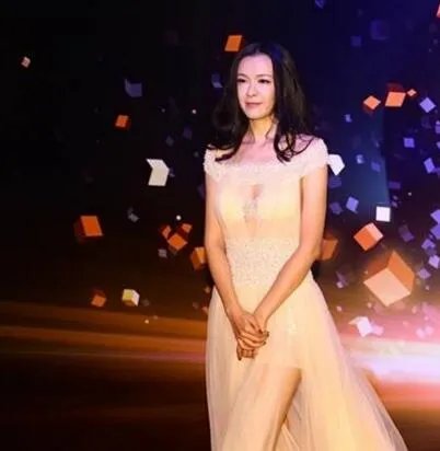 李艾主持的综艺节目有哪些？ 主持节目遭papi酱抢镜