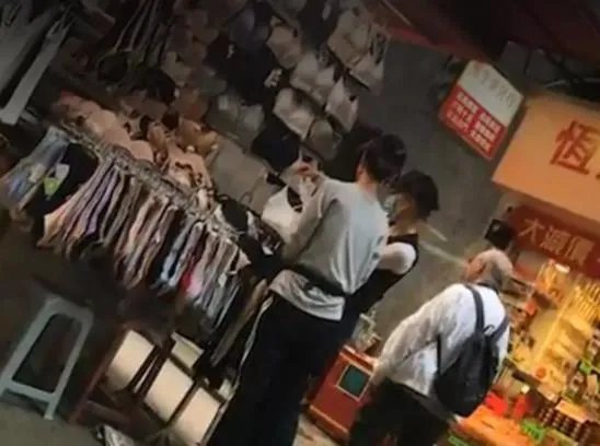 54岁张曼玉逛地摊:张曼玉现状与昔日魅力回顾