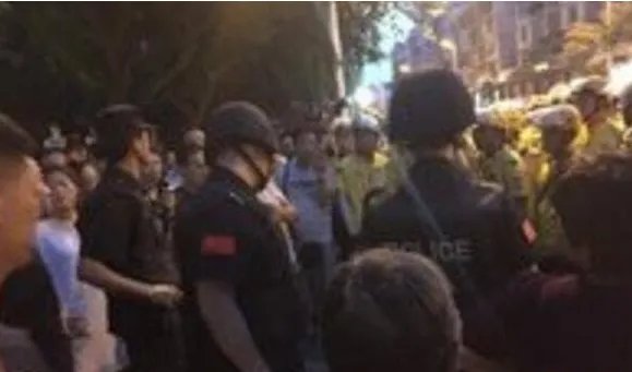 外卖员与保安群殴 居然只是为了一份外卖(社会乱象)