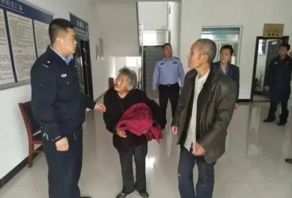 8旬痴呆老人走失5天4夜,找到时仍意识清醒,该如何避免患病老人走失?