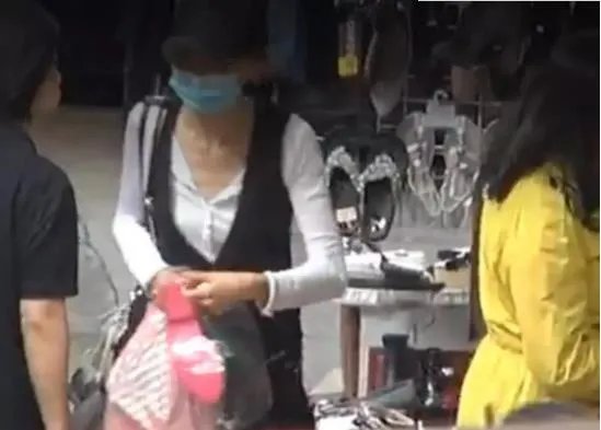 54岁张曼玉逛地摊:张曼玉现状与昔日魅力回顾
