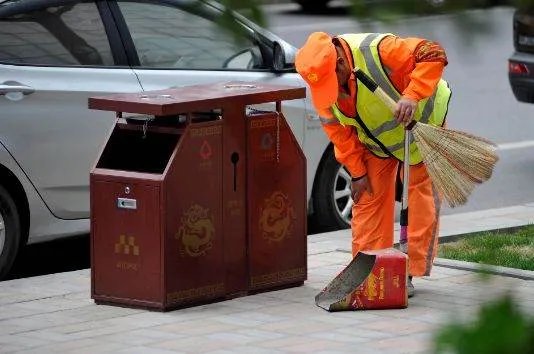 西安保洁员因烟头没捡干净被罚半个月工资了吗?