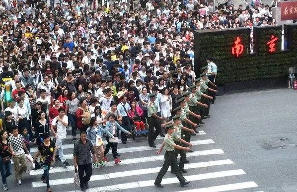 上海外滩现拉链式人墙，究竟是怎么回事？