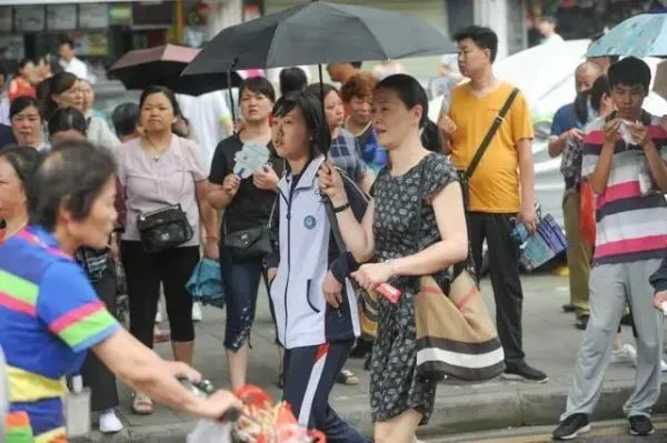 官方回应中学要求家长捐款装空调,他是怎么说的?