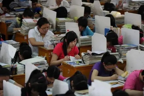 官方回应中学要求家长捐款装空调,他是怎么说的?