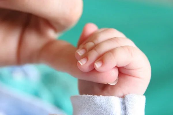 医生手滑摔新生儿！新生儿护理是门“技术活”