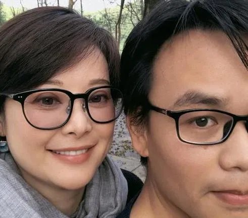 袁立三婚晒合影照正面照,与小11岁老公对比明显