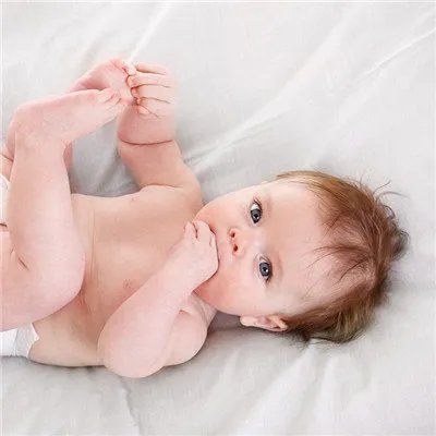 初生婴儿吐奶怎么处理？