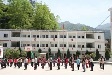 学校因考生太多让学生跪在操场考试,如何改善学校的环境?